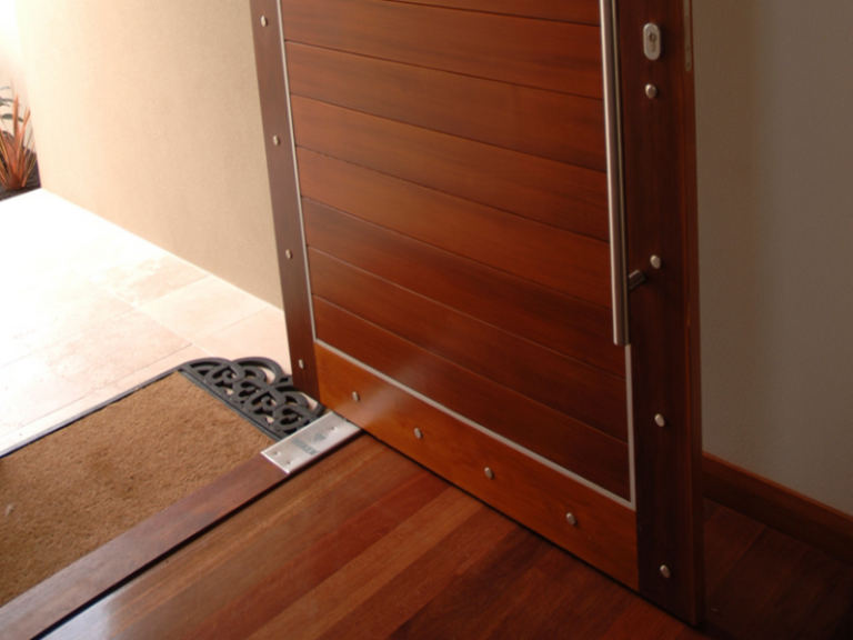 cách lắp bản lề thủy lực cửa gỗ